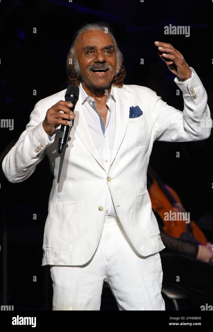 GA. 09 novembre 2024. Johnny Mathis sul palco di Johnny Mathis: The Voice of Romance Tour con Atlanta Pops Orchestra, Byers Theatre al Sandy Springs Performing Arts Center, Sandy Springs, GA, 9 novembre 2024. Crediti: Derek Storm/Everett Collection/Alamy Live News Foto Stock