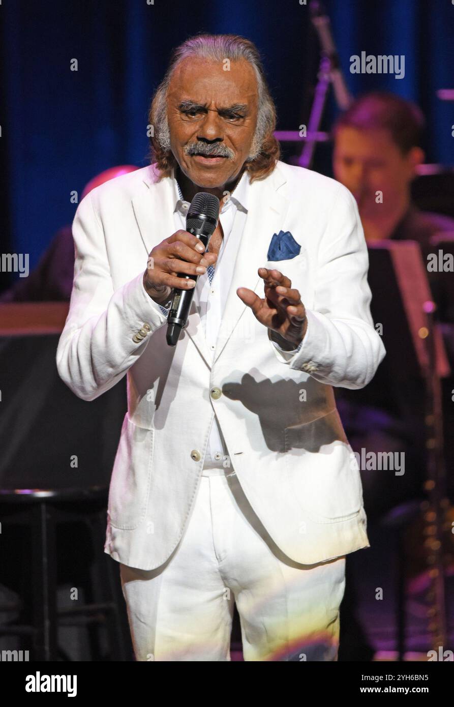 GA. 09 novembre 2024. Johnny Mathis sul palco di Johnny Mathis: The Voice of Romance Tour con Atlanta Pops Orchestra, Byers Theatre al Sandy Springs Performing Arts Center, Sandy Springs, GA, 9 novembre 2024. Crediti: Derek Storm/Everett Collection/Alamy Live News Foto Stock