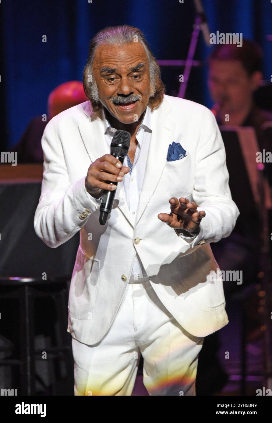GA. 09 novembre 2024. Johnny Mathis sul palco di Johnny Mathis: The Voice of Romance Tour con Atlanta Pops Orchestra, Byers Theatre al Sandy Springs Performing Arts Center, Sandy Springs, GA, 9 novembre 2024. Crediti: Derek Storm/Everett Collection/Alamy Live News Foto Stock