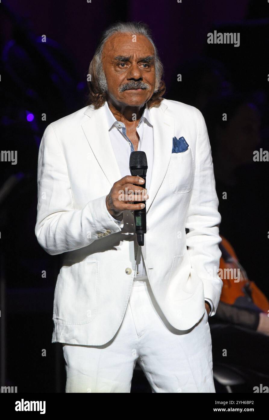 GA. 09 novembre 2024. Johnny Mathis sul palco di Johnny Mathis: The Voice of Romance Tour con Atlanta Pops Orchestra, Byers Theatre al Sandy Springs Performing Arts Center, Sandy Springs, GA, 9 novembre 2024. Crediti: Derek Storm/Everett Collection/Alamy Live News Foto Stock