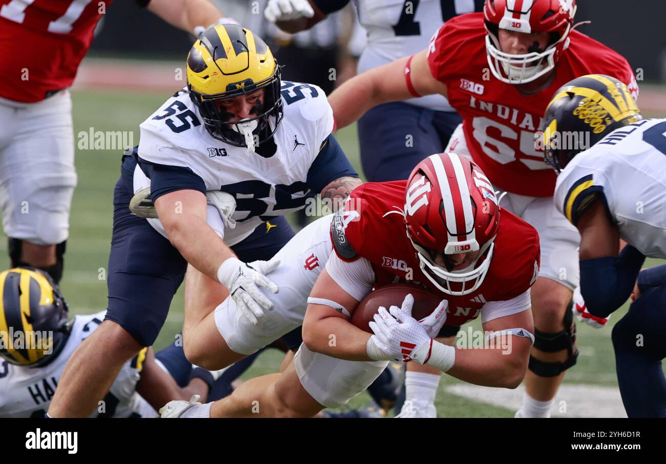 Bloomington, Stati Uniti. 9 novembre 2024. BLOOMINGTON, INDIANA - 9 NOVEMBRE: Il tight end degli Indiana Hoosiers Zach Horton (44) porta contro il defensive lineman dei Michigan Wolverines Mason Graham (55) durante una partita di football della NCAA il 9 novembre 2024 a Bloomington, Ind. ( Credito: Jeremy Hogan/Alamy Live News Foto Stock