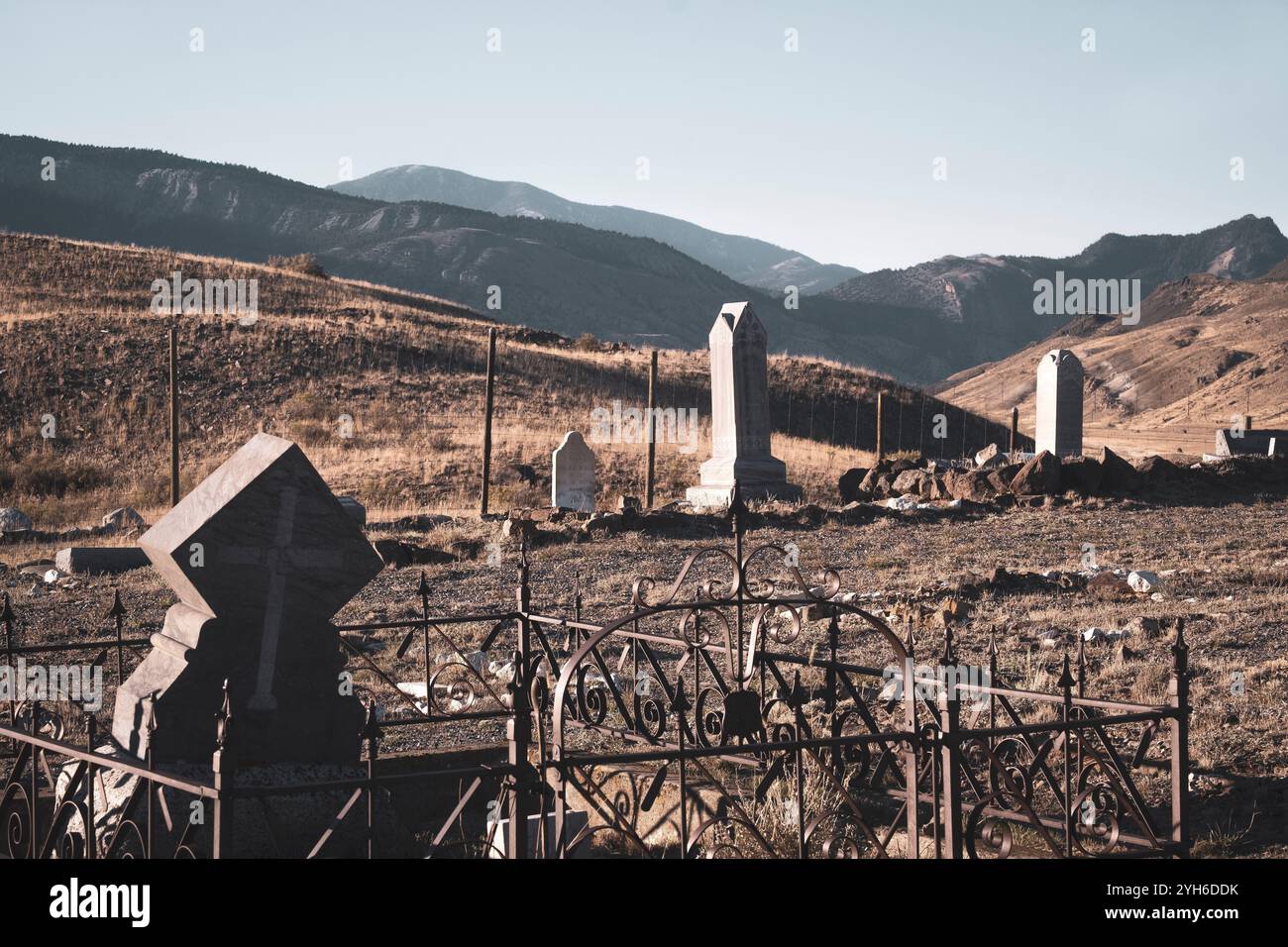 Lapidi presso lo storico cimitero dei pionieri di Gardiner, Montana, appena all'interno del parco nazionale di Yellowstone Foto Stock