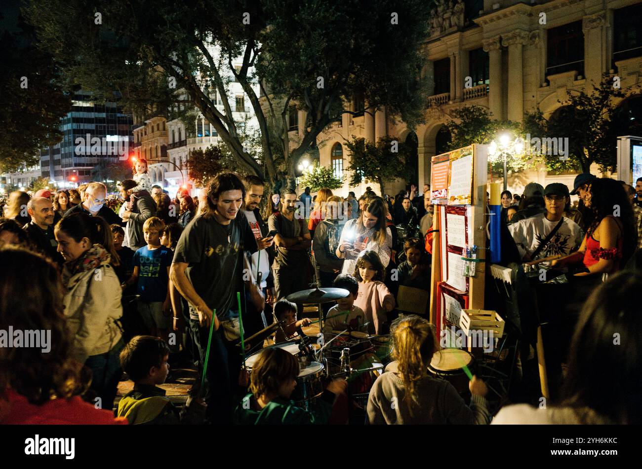 Valencia, Spagna - 9 novembre 2024: Una massiccia dimostrazione a Valencia richiede le dimissioni di Mazón, Street Gathering con musica dal vivo e entusiasmo Foto Stock