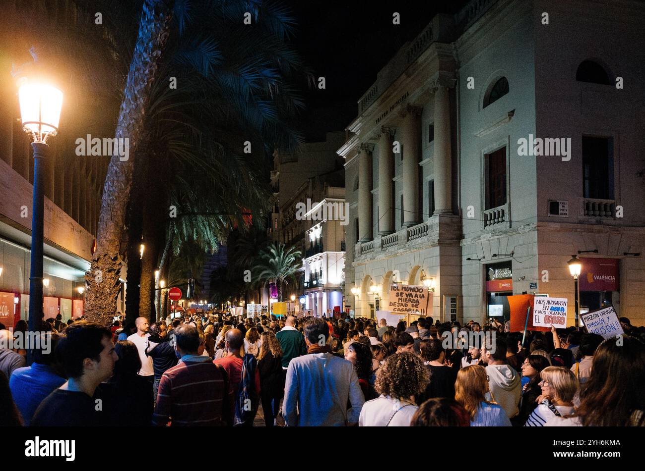 Valencia, Spagna - 9 novembre 2024: Una massiccia manifestazione a Valencia richiede le dimissioni di Mazón Foto Stock