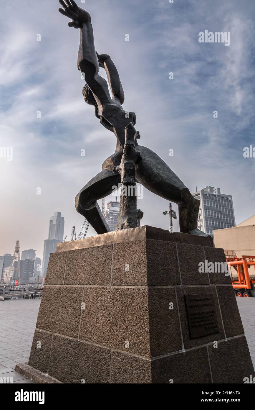 Rotterdam, NL - 10 ottobre 2021: La città distrutta è una scultura commemorativa in bronzo che commemora il bombardamento tedesco di Rotterdam del 14 maggio 1940, che dedica Foto Stock