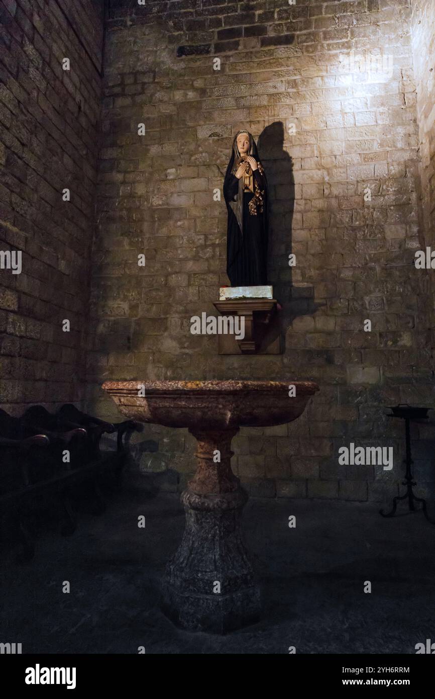 BARCELLONA, SPAGNA - 17 MAGGIO. 2017: Questo è il battistero con la statua di Santa Rita da Cascia all'interno della Basilica di Santa Maria del Mar Foto Stock