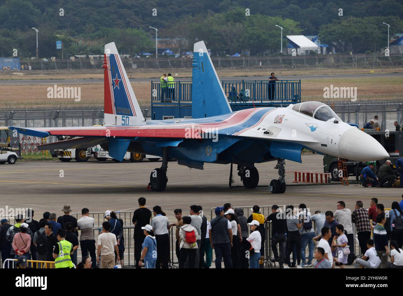 ZHUHAI, CINA - 10 NOVEMBRE 2024 - i visitatori vedono i jet da caccia su-35 della squadra russa di aerobatica Warrior al 15th China International Aviation e A Foto Stock