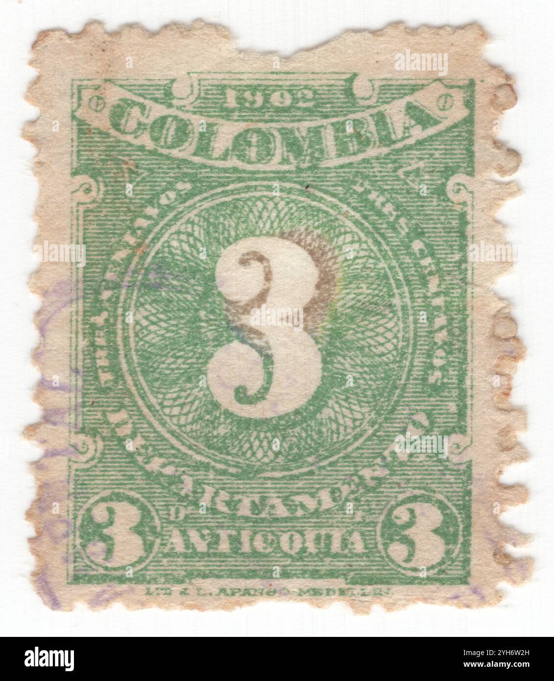 ANTIOQUIA - 1902: Francobollo verde da 3 centavi raffigurante il numero di valore in cornice rotonda. Antioquia, originariamente uno Stato, ora Dipartimento della Repubblica di Colombia con capitale a Medellin Foto Stock