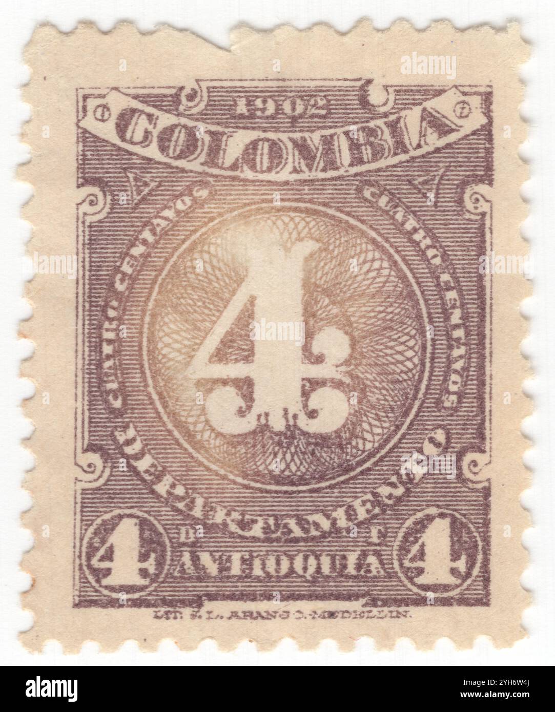 ANTIOQUIA - 1902: Francobollo viola opaco da 4 centavo che raffigura il numero di valore in una cornice rotonda. Antioquia, originariamente uno Stato, ora Dipartimento della Repubblica di Colombia con capitale a Medellin Foto Stock