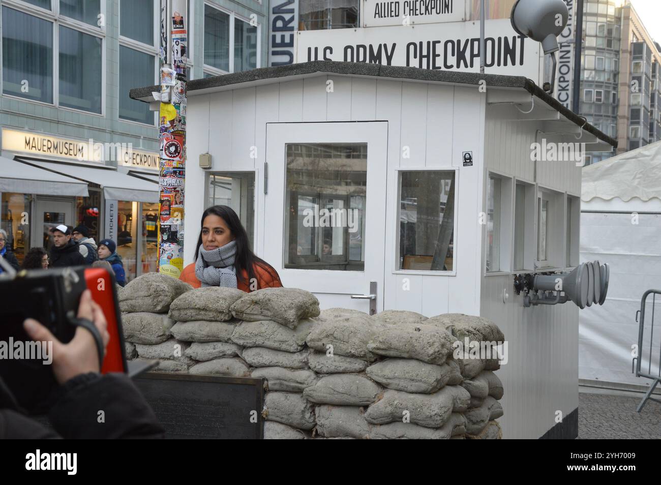 Berlino, Germania - 9 novembre 2024 - Checkpoint Charlie - caduta del muro di Berlino 35 anni fa. (Foto di Markku Rainer Peltonen) Foto Stock