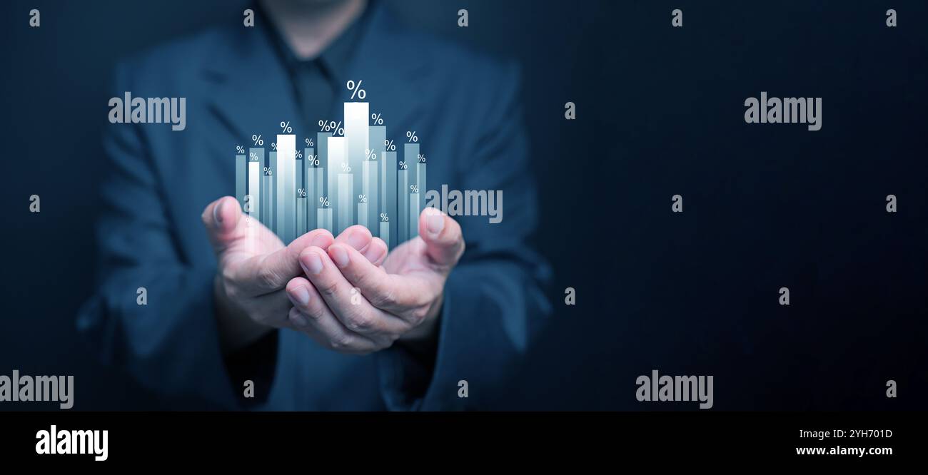 Concetto di aumento percentuale. Un uomo d'affari con grafico a barre percentuale in aumento che rappresenta l'aumento del rendimento degli investimenti, del tasso di interesse, dell'inflazione, di Foto Stock
