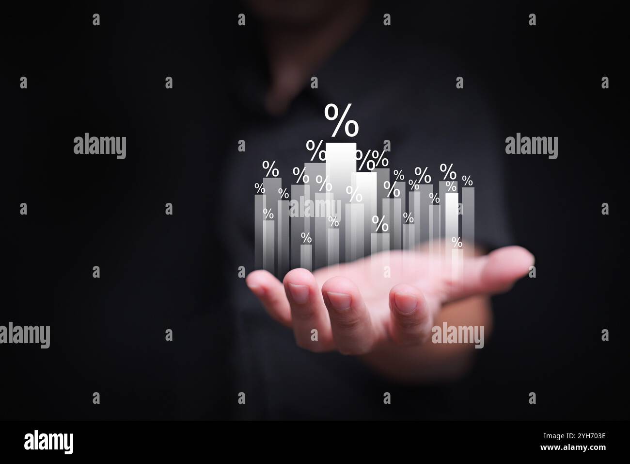 Concetto di aumento percentuale. Un uomo con grafico a barre percentuale in aumento che rappresenta l'aumento del rendimento degli investimenti, del tasso di interesse, dell'inflazione, dello sconto, Foto Stock