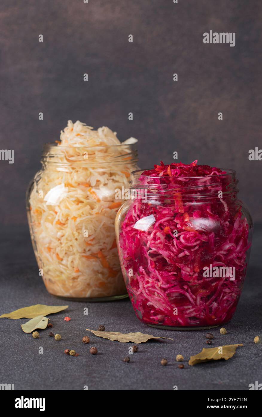 Crauti fatti in casa con carota e barbabietola in vasetti di vetro su tavolo grigio. Cibo fermentato Foto Stock