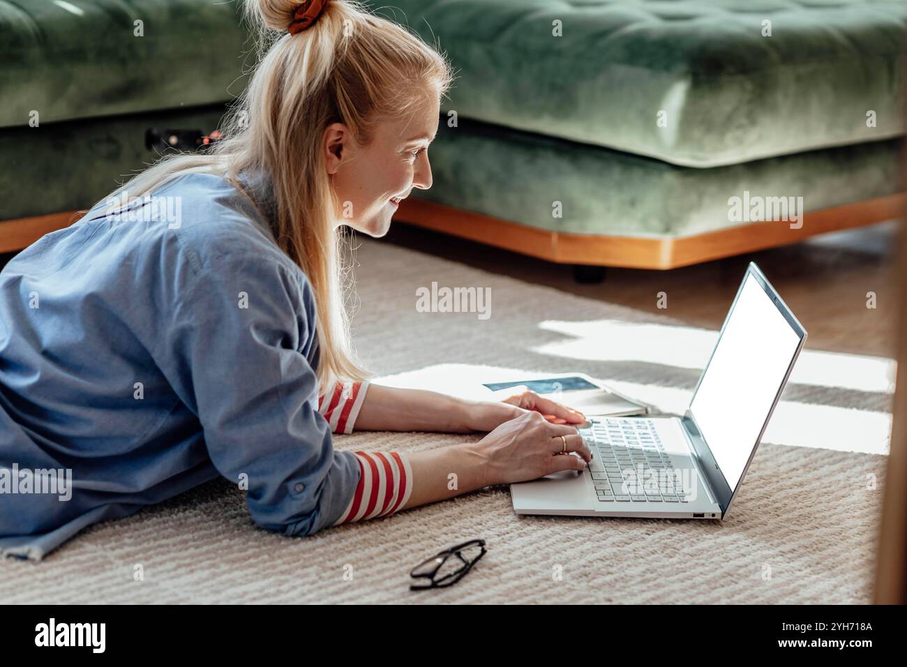 Stile di vita nomade digitale, team building remoto, autoassistenza per i professionisti, job branding remoto, relax creativo, chiarezza mentale, spazio di lavoro Foto Stock