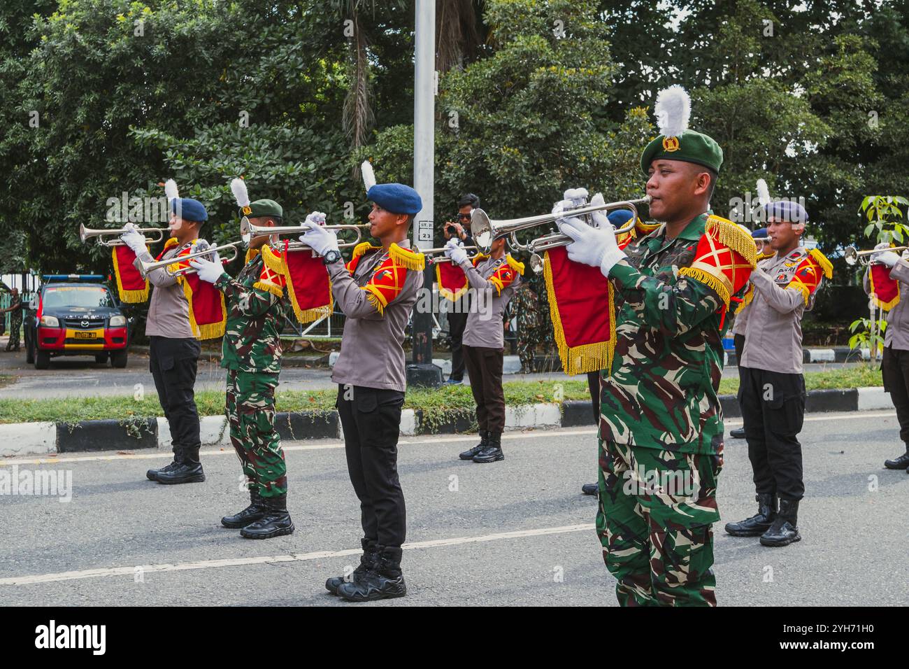 Formazione della banda di Marching congiunta tra TNI e Polri a Merdeka Square, Balikpapan City, East Kalimantan, Indonesia Foto Stock