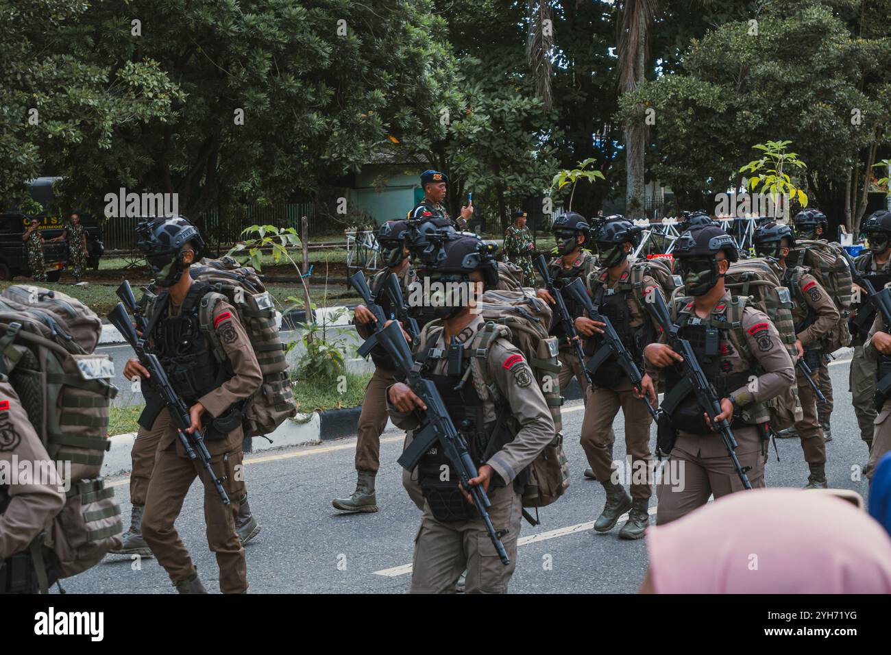 File di soldati indonesiani ad un evento di addestramento congiunto tra Brimob e TNI a Balikpapan Foto Stock