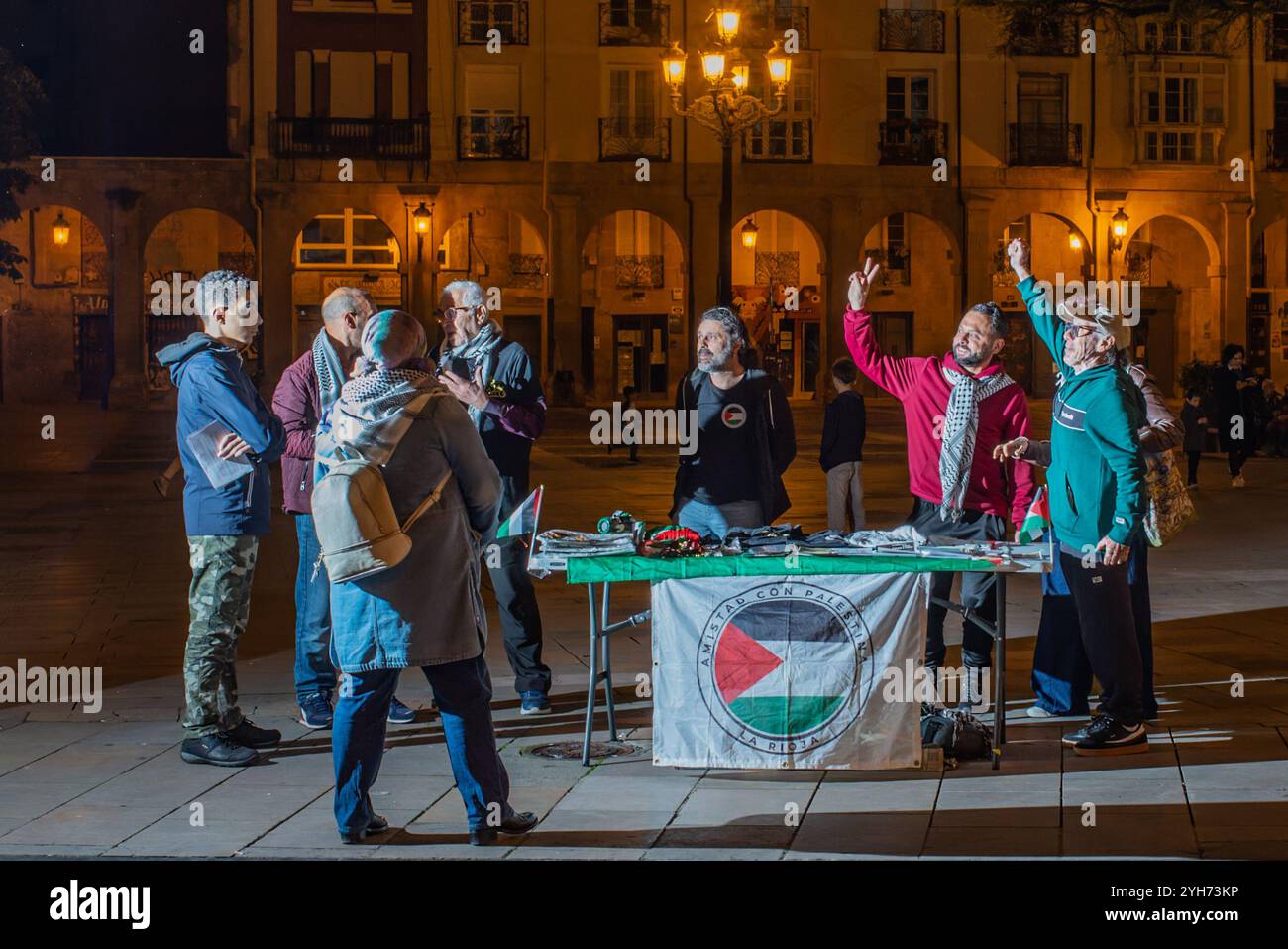 La Rioja, Spagna. 9 novembre 2024. Gli attivisti per la Palestina hanno allestito un tavolo informativo durante una veglia notturna presso le Porches di Portales Street a Logroño, la Rioja, in Spagna. 9 novembre 2024. Crediti: Mario Martija sevilla/Alamy Live News Foto Stock