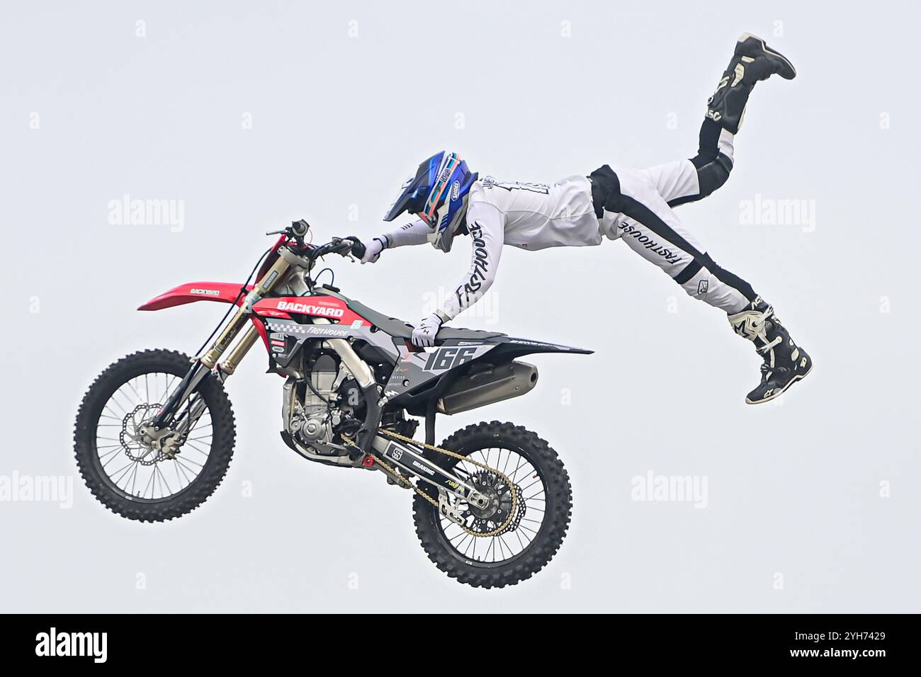 Il pilota Freestyle motocross FMX esegue un salto con la sua moto in alto nel cielo alla fiera motociclistica EICMA di Rho Fiera Milano a Milano, in Italia, il prossimo novembre Foto Stock