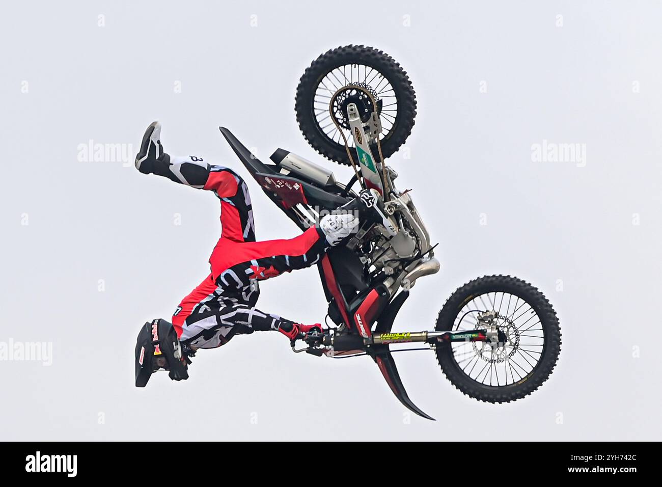 Il pilota Freestyle motocross FMX esegue un salto con la sua moto in alto nel cielo alla fiera motociclistica EICMA di Rho Fiera Milano a Milano, in Italia, il prossimo novembre Foto Stock