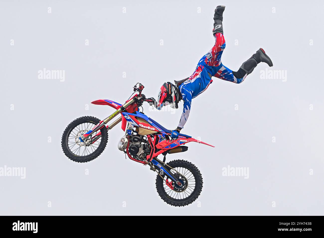 Il pilota Freestyle motocross FMX esegue un salto con la sua moto in alto nel cielo alla fiera motociclistica EICMA di Rho Fiera Milano a Milano, in Italia, il prossimo novembre Foto Stock