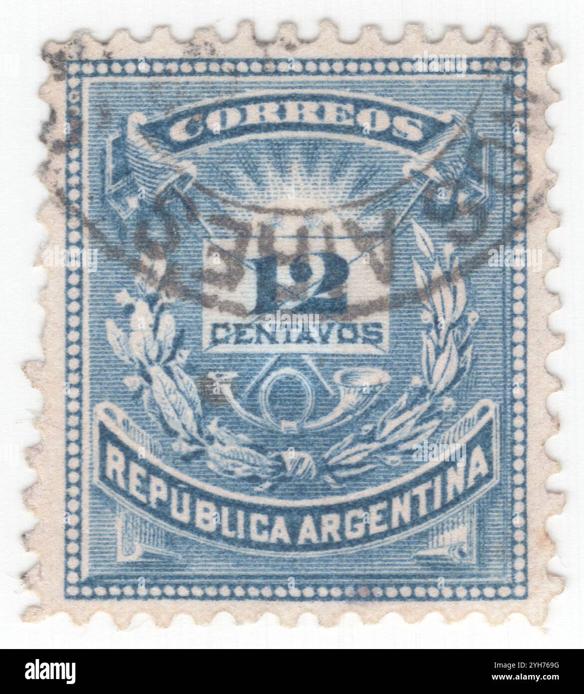 ARGENTINA - 1885 settembre 12: Francobollo blu intenso 12 centavos raffigurante lettera e Posthorn (33 perle), composizione allegoria con faccia all'alba, berretti giacobini, busta postale, corni postali e rami di alloro Foto Stock