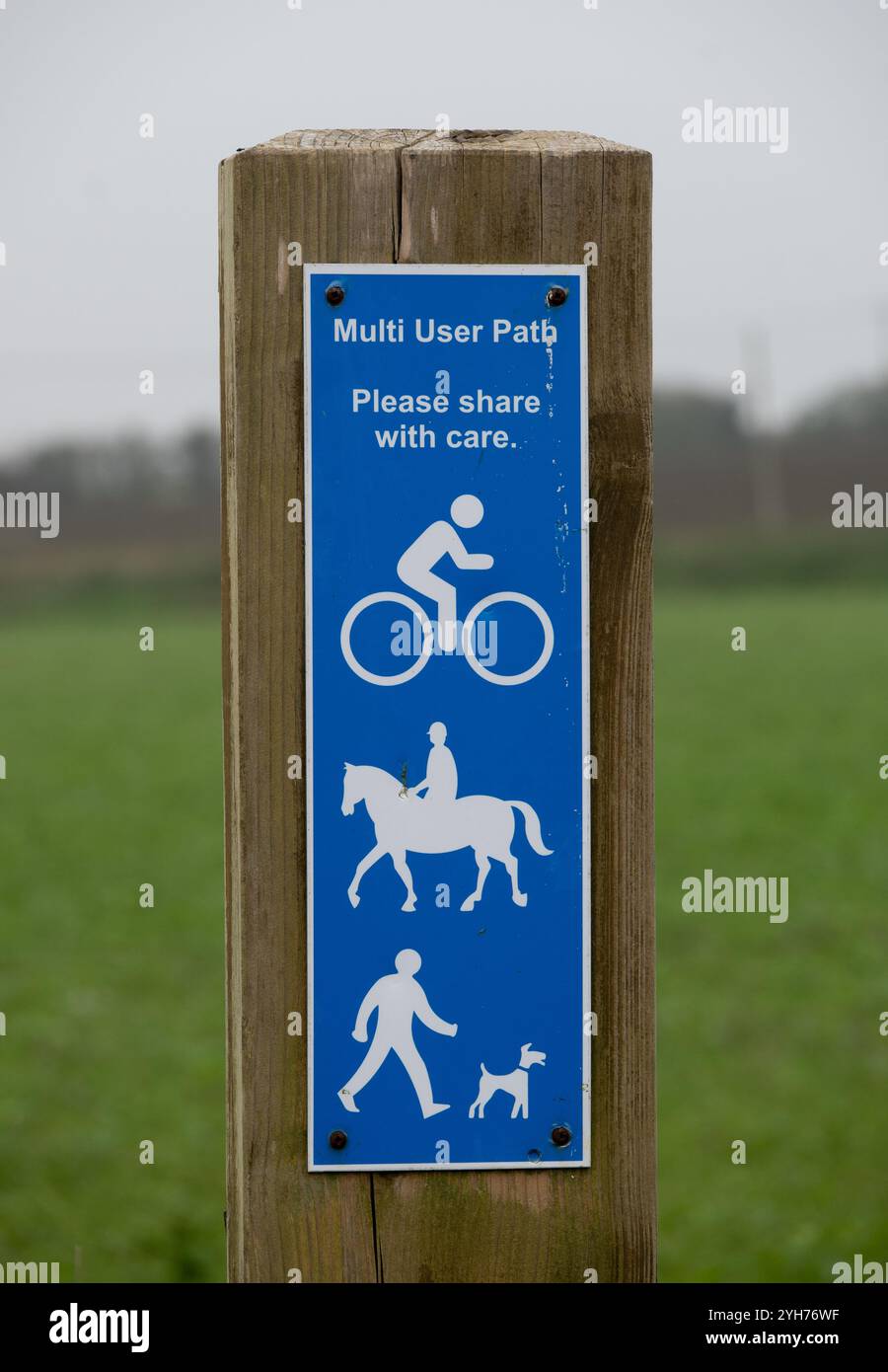 Cartello con percorso multiutente, Warwickshire, Regno Unito Foto Stock