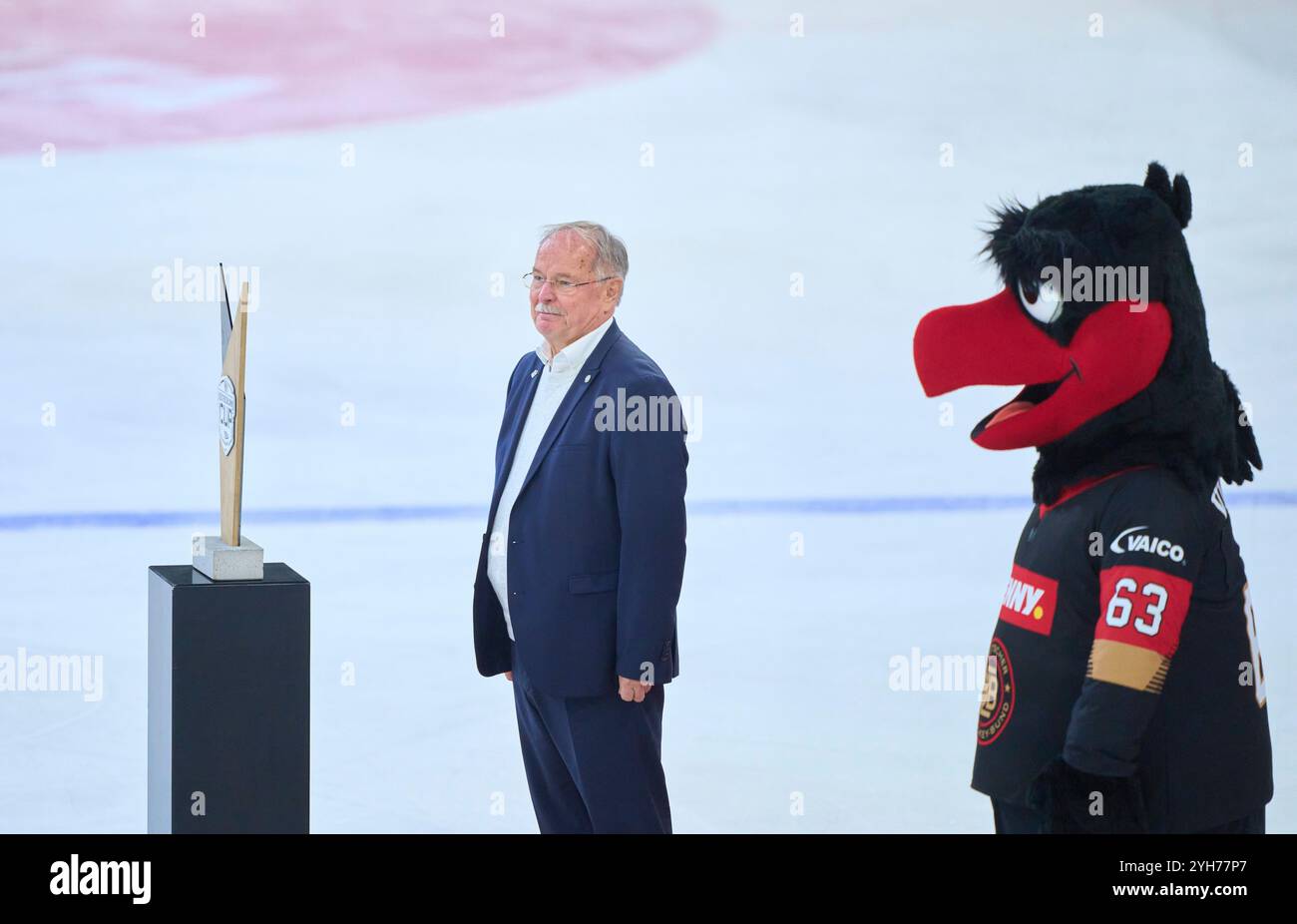 Landshut, Germania. 9 novembre 2024. Dr. Peter Merten presidente della Federazione tedesca di hockey su ghiaccio DEB alla cerimonia del vincitore con la mascotte Eagle dopo la partita femminile GERMANIA - UNGHERIA 3-1 DEB HOCKEY SU GHIACCIO DEUTSCHLAND CUP a Landshut, Germania, 9 novembre 2024, stagione 2024/2025. Fotografo: ddp Images/STAR-Images credito: ddp media GmbH/Alamy Live News Foto Stock