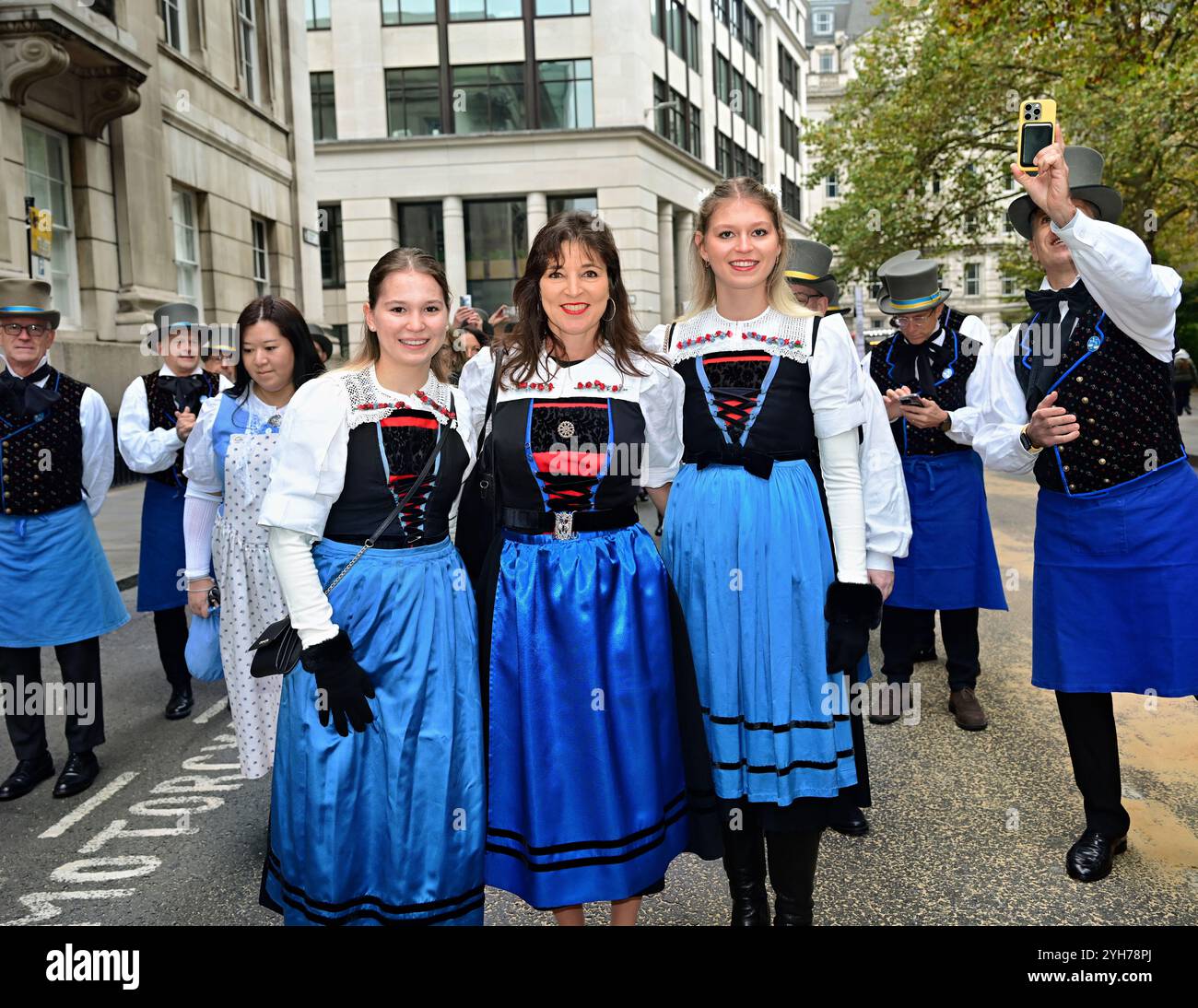 LONDRA, REGNO UNITO. 9 novembre 2024. Il Maestro Jeremy Bedford e le sue due figlie alla sfilata per la Worshipful Company of Feltmakers, Zunft zur Waag e la ZURICH City Police Band partecipano alla sfilata del Lord Mayor's Show nel 2024 a Londra, Regno Unito. (Foto di 李世惠/SEE li/Picture Capital) credito: Vedi li/Picture Capital/Alamy Live News Foto Stock