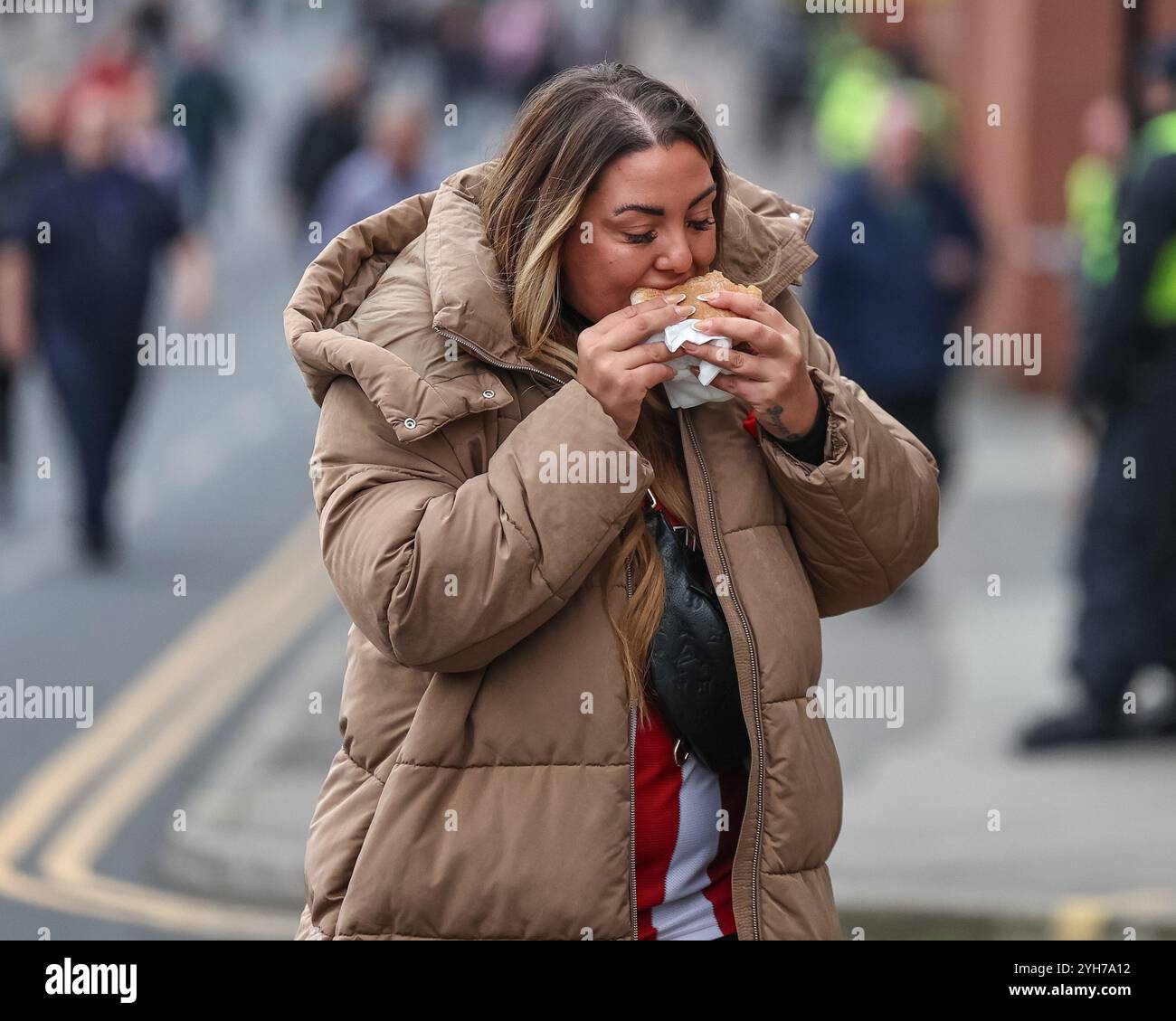 Un tifoso che prende un boccone da mangiare durante la partita del Campionato Sky Bet Sheffield United vs Sheffield Wednesday a Bramall Lane, Sheffield, Regno Unito, 10 novembre 2024 (foto di Mark Cosgrove/News Images) Foto Stock