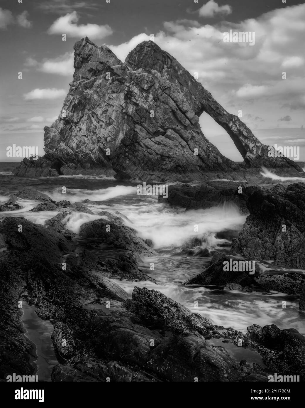 Spettacolare Seascape con Rocky Arch e Cloudy Sky Foto Stock