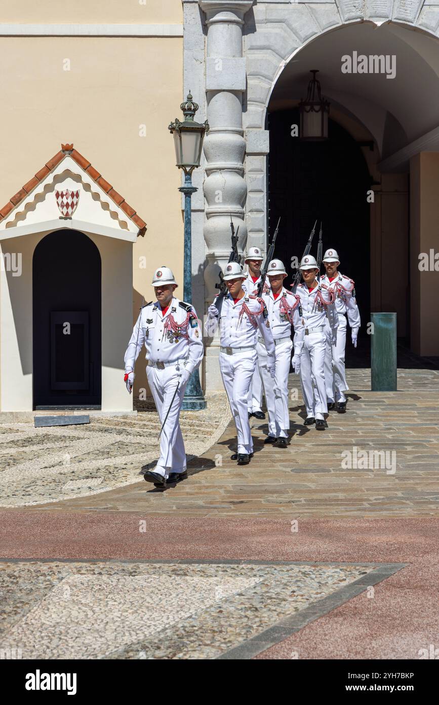 Cerimonia del cambio della Guardia presso il Palazzo del Principe di Monaco, i principi Carabinieri in uniforme bianca, Piazza del Palazzo, Monaco, Sud della Francia, Europa Foto Stock