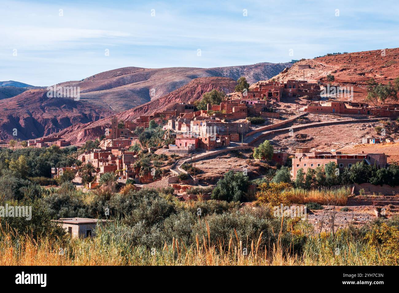 Tradizionale villaggio berbero a Tahanaout, Marocco, con paesaggio montuoso Foto Stock