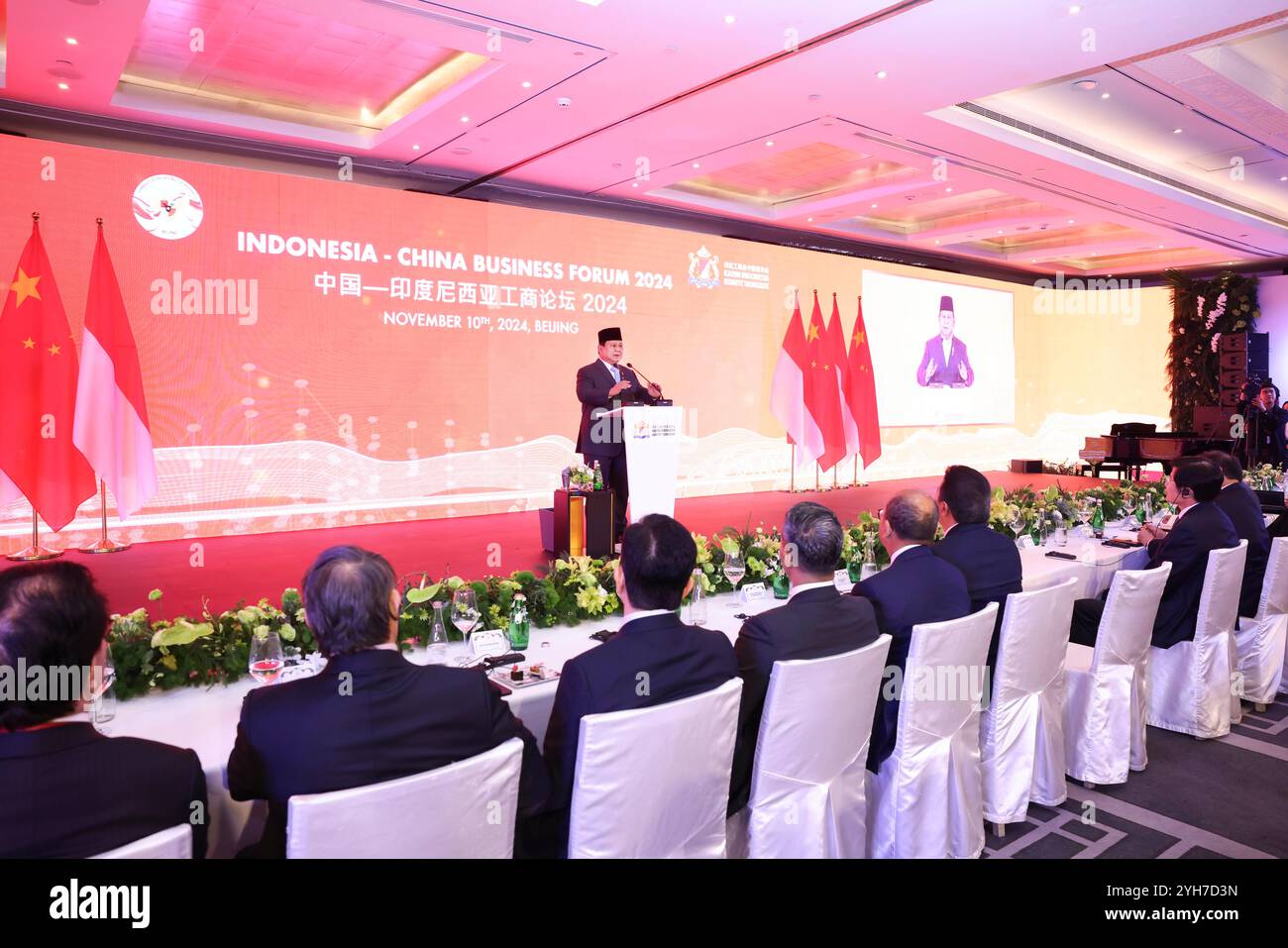 (241110) -- PECHINO, 10 novembre 2024 (Xinhua) -- il presidente indonesiano Prabowo Subianto si rivolge a un forum commerciale Cina-Indonesia a Pechino, capitale della Cina, 10 novembre 2024. (Xinhua/Pang Xinglei) Foto Stock