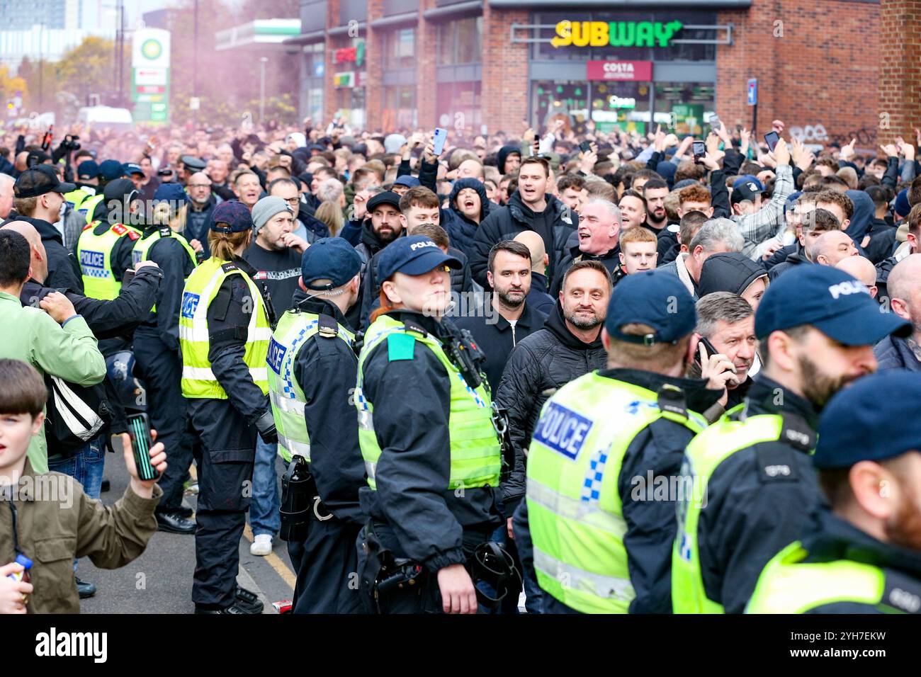 Sheffield, Inghilterra, Regno Unito il 10 novembre 2024. I tifosi di Sheffield Wednesday arrivano scortati dalla polizia durante la partita del campionato Sheffield United FC contro Sheffield Wednesday FC Sky bet EFL a Bramall Lane, Sheffield, Inghilterra, Regno Unito il 10 novembre 2024 Credit: Every Second Media/Alamy Live News Foto Stock