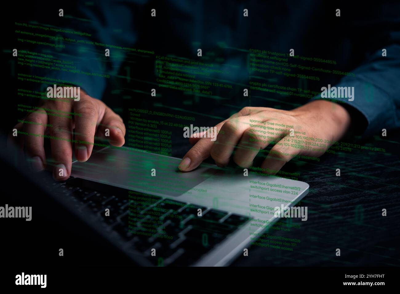 Digitazione manuale sul laptop con codice di programmazione sullo schermo, che rappresenta lo sviluppo del software. Perfetto per la codifica, le soluzioni IT, la tecnologia digitale, il Web A. Foto Stock