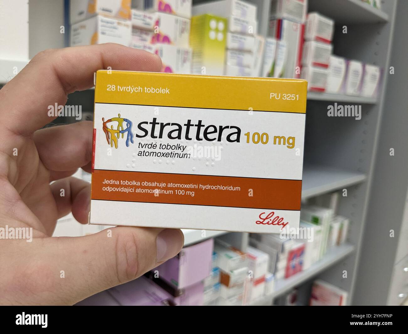 Praga, Repubblica Ceca - 21 novembre 2024: Capsule STRATTERA con sostanza attiva ATOMOXETINA di ELI LILLY, utilizzate per il trattamento con ADHD. Foto Stock