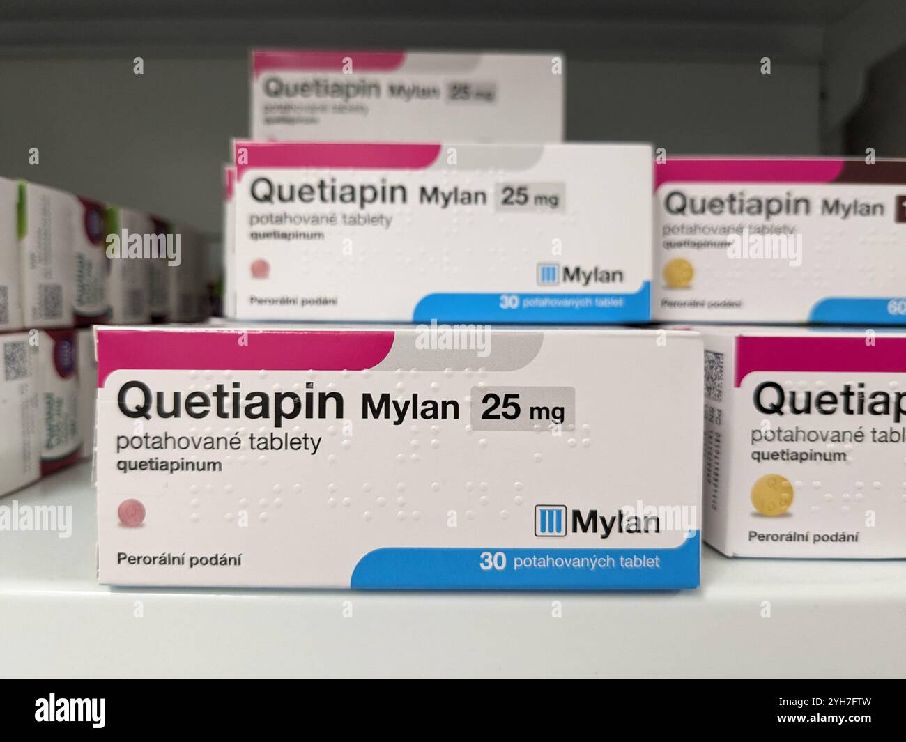 QUETIAPIN MYLAN box con CHETIAPINA principio attivo di MYLAN, usato per il trattamento della schizofrenia, disturbo bipolare. Foto Stock