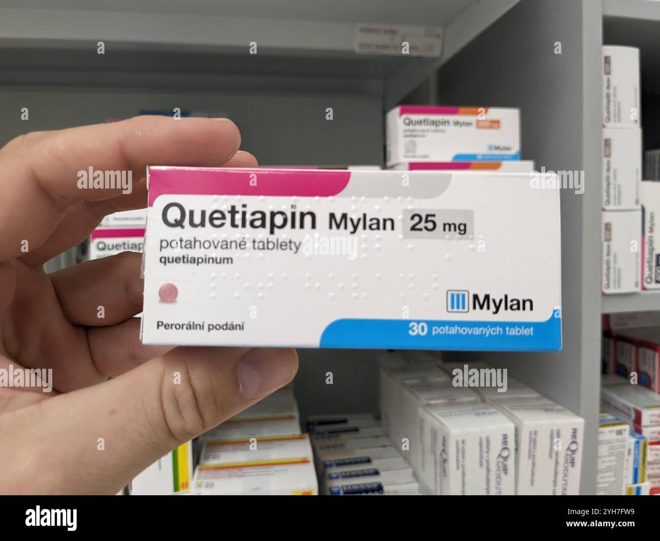 QUETIAPIN MYLAN box con CHETIAPINA principio attivo di MYLAN, usato per il trattamento della schizofrenia, disturbo bipolare. Foto Stock