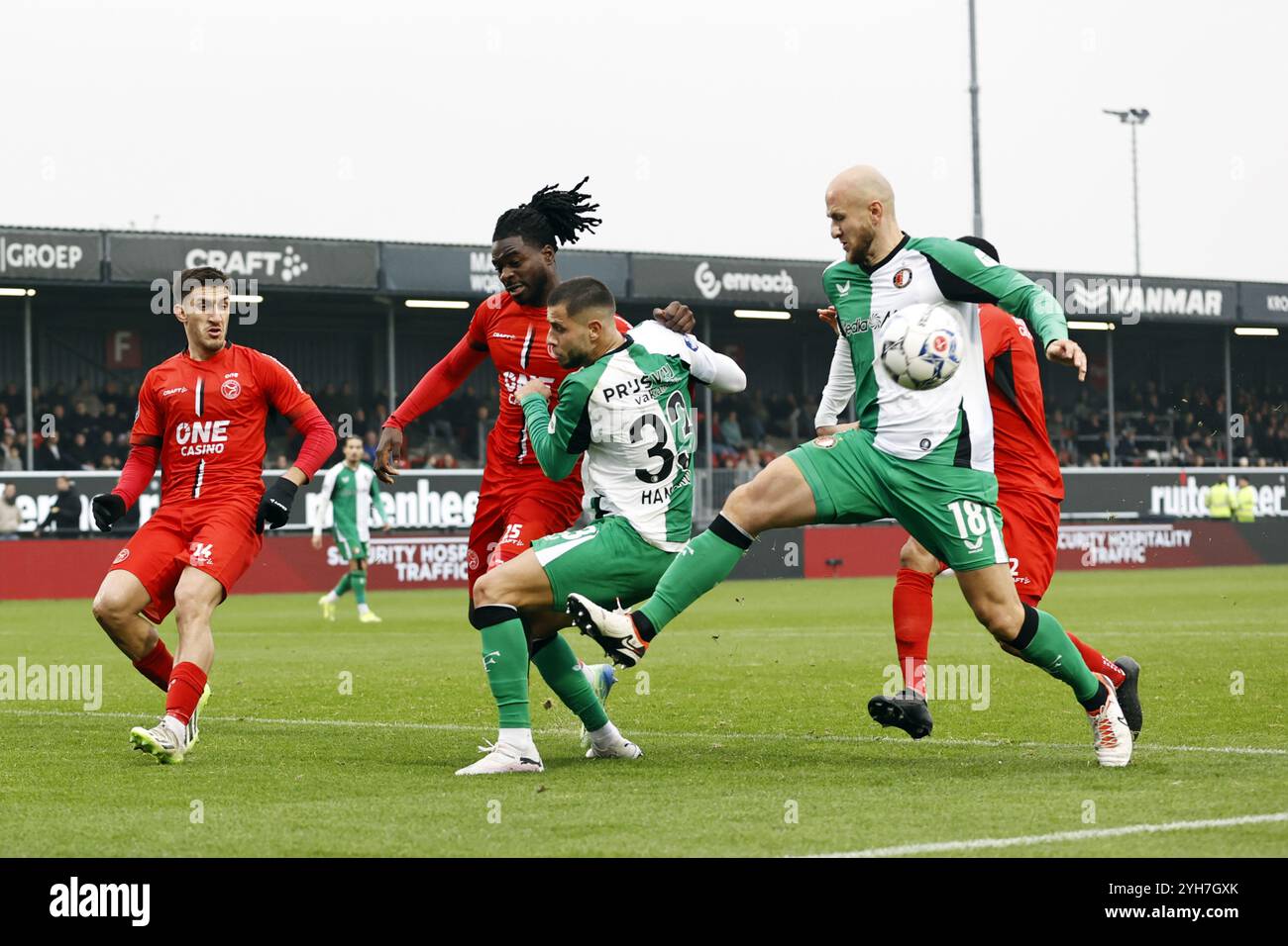 ALMERE - (l-r) Vasilios Zagaritis dell'Almere City FC, Christopher Mamengi dell'Almere City FC, David Hancko del Feyenoord, Gernot Trauner del Feyenoord durante la partita olandese Eredivisie tra Almere City FC e Feyenoord Rotterdam all'Almere City FC Stadium il 10 novembre 2024 ad Almere, Paesi Bassi. ANP MAURICE VAN STEEN Foto Stock