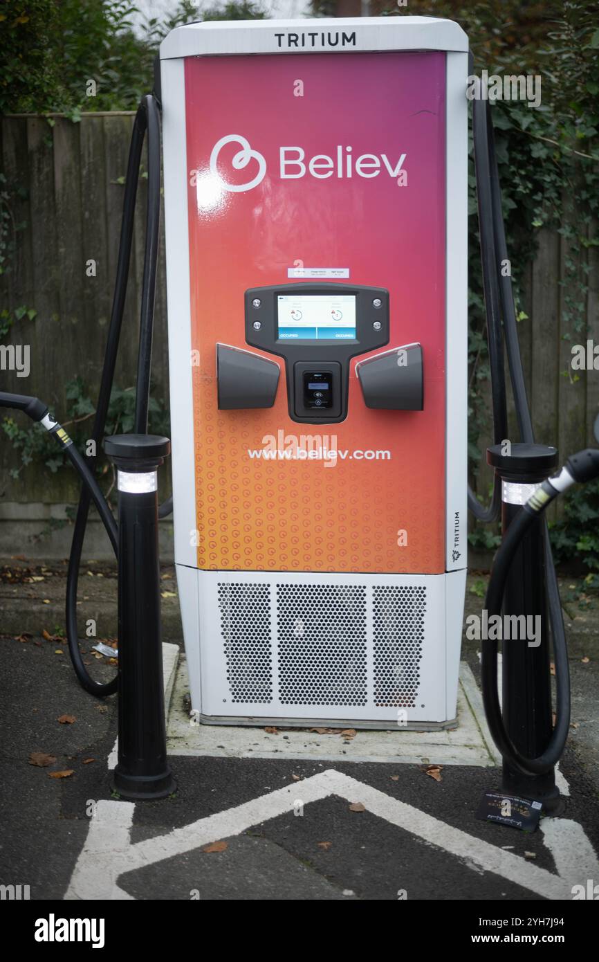 Veicoli elettrici che si ricaricano presso un punto di ricarica pubblico in un parcheggio comunale, Brentwood Essex Foto Stock