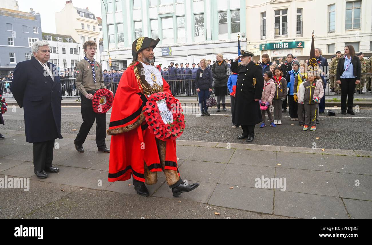 Brighton Regno Unito 10 novembre 2024 - il sindaco di Brighton e il consigliere di Hove Mohammed Asaduzzaman al servizio dell'atto di memoria tenutosi oggi al Brighton War Memorial: Credit Simon Dack / Alamy Live News Foto Stock