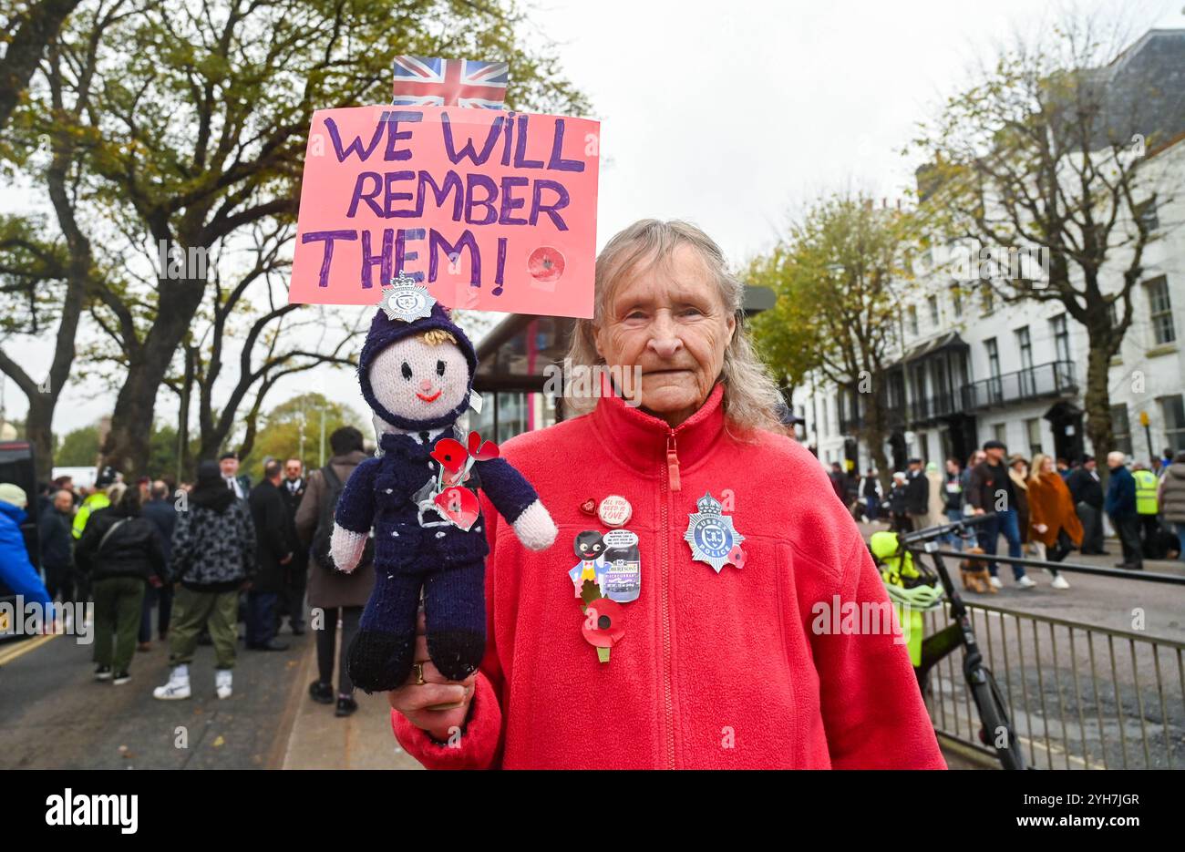 Brighton UK 10 novembre 2024 - questa persona con il suo messaggio per il servizio Act of Remembrance tenutosi oggi al Brighton War Memorial : Credit Simon Dack / Alamy Live News Foto Stock
