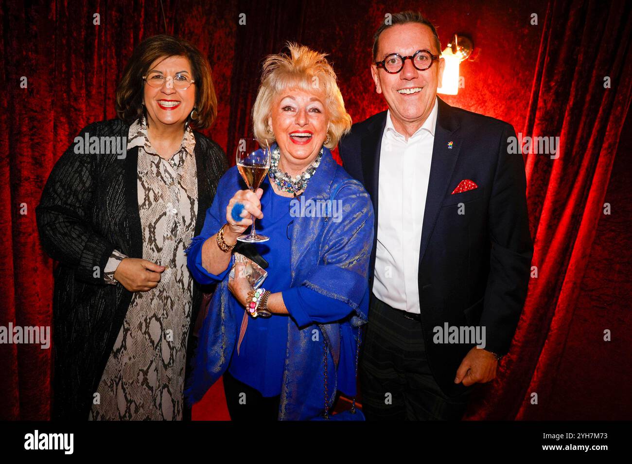 Judith Stückler, Stefanie Simon e Mario Röllig bei der Gala-Premiere der Palazzo Dinner Show im Spiegelpalast. Berlin, 09.11.2024 foto:XB.xDummerx/xFuturexImagex dinnershow_4205 Foto Stock