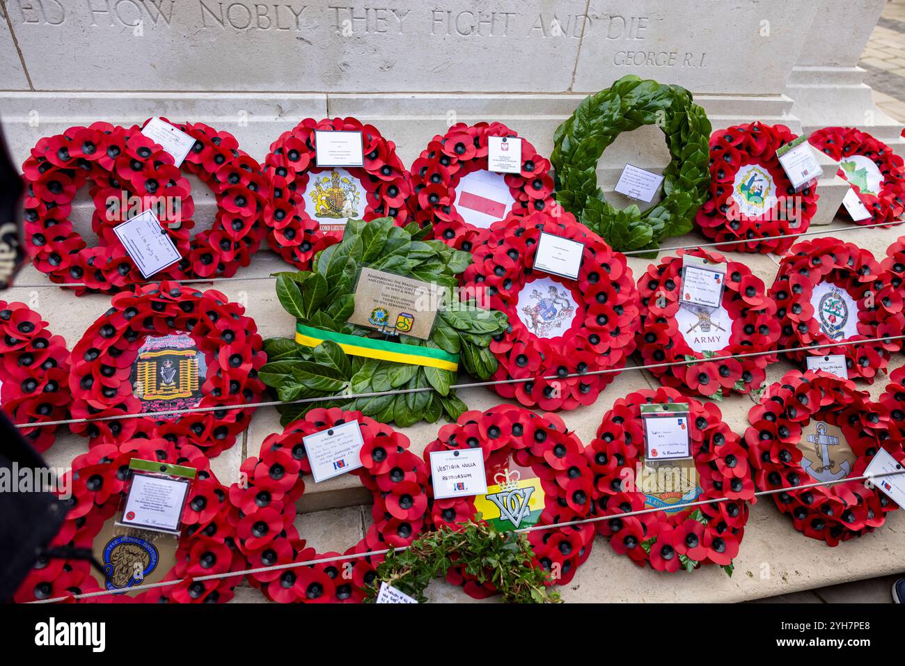 Belfast, Regno Unito. 10 novembre 2024. Cenotaph, Municipio di Belfast 10 novembre 2024. Il primo ministro del Sinn Fein Michelle o'Neill pose una corona al Remembrance SUndat Service al Cenotaph di Belfast. Crediti: Bonzo/Alamy Live News Foto Stock