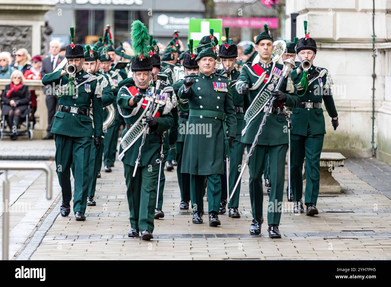 Belfast, Regno Unito. 10 novembre 2024. Cenotaph, Municipio di Belfast 10 novembre 2024. Il primo ministro del Sinn Fein Michelle o'Neill pose una corona al Remembrance SUndat Service al Cenotaph di Belfast. Crediti: Bonzo/Alamy Live News Foto Stock