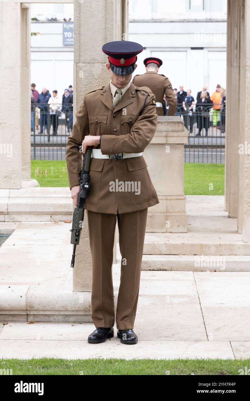 Old Steine, Brighton, City of Brighton & Hove, East Sussex, Regno Unito. Ricordo domenica, Brighton. La domenica della memoria si tiene nel Regno Unito come giorno per commemorare il contributo dei militari e delle donne britannici e del Commonwealth nelle due guerre mondiali e nei successivi conflitti. Si tiene la seconda domenica di novembre. 10 novembre 2024. David Smith/Alamy News Foto Stock