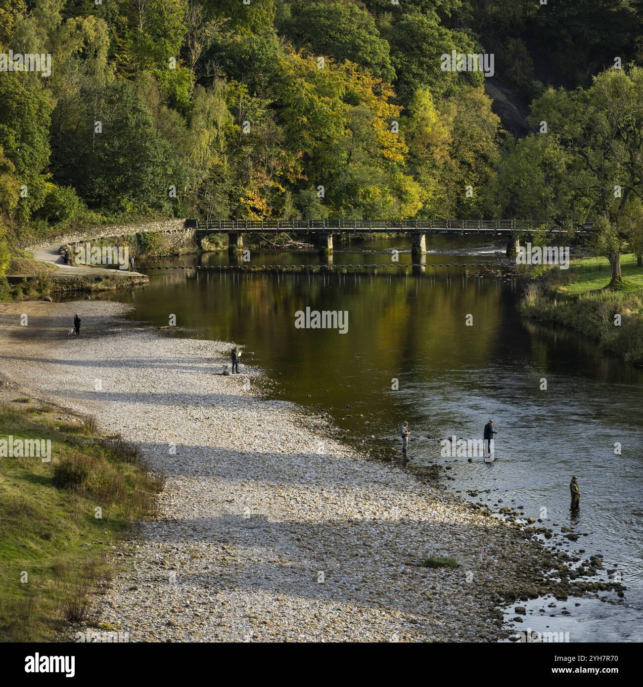 I visitatori potranno divertirsi con le attività ricreative (passeggiate, spiaggia di ciottoli, sole autunnale, passerella pedonale) - la splendida tenuta di Bolton Abbey, Yorkshire Dales, Inghilterra, Regno Unito Foto Stock