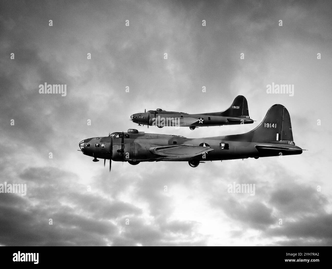 Boeing B-17E Flying Fortresses, un bombardiere pesante quadrimotore statunitense sviluppato negli anni '1930 per lo United States Army Air Corps (USAAC). Un bombardiere veloce e ad alto volo, il B-17 fu utilizzato principalmente nel Teatro delle operazioni europeo e sganciò più bombe di qualsiasi altro aereo durante la seconda guerra mondiale. Fu impiegato principalmente dall'USAAF nella componente diurna della campagna di bombardamento strategico alleato sull'Europa, completando i bombardieri notturni del RAF nell'attacco di obiettivi industriali, militari e civili tedeschi. Foto Stock