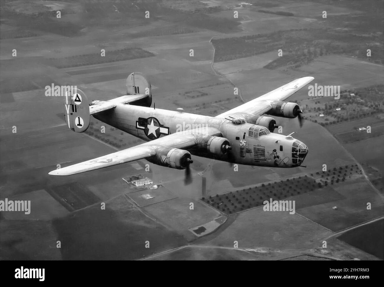 Un Consolidated B-24 Liberator, un bombardiere pesante americano, del 98 Bomb Group. L'efficiente ala Davis diede al Liberator un'elevata velocità di crociera, un lungo raggio e la capacità di trasportare un pesante carico di bombe. È stato ampiamente utilizzato nella seconda guerra mondiale e il pilastro della campagna di bombardamenti strategici degli Stati Uniti nel teatro dell'Europa occidentale. A causa della sua portata, si rivelò utile nelle operazioni di bombardamento nel Pacifico, compreso il bombardamento del Giappone. Con circa 18.500 unità, è il bombardiere più prodotto al mondo, il bombardiere pesante, l'aereo multi-motore e l'aereo militare americano nella storia. Foto Stock