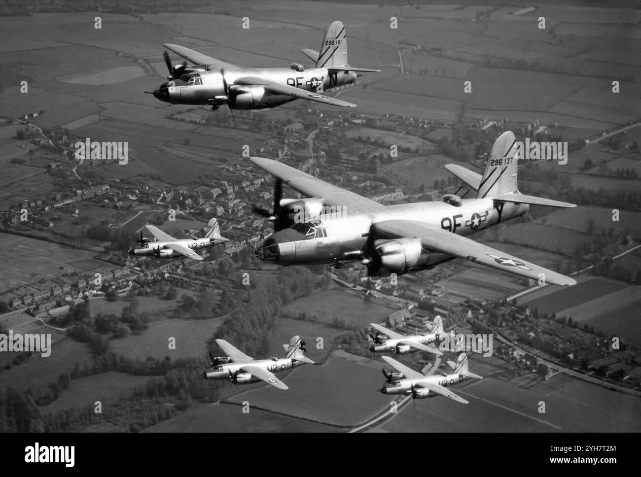 Martin B-26 Marauders del 386th Bomb Group sulla Francia. Un bombardiere medio bimotore americano ha visto un ampio servizio durante la seconda guerra mondiale. Utilizzato per la prima volta nel Pacific Theatre e nel Mediterranean Theatre e nell'Europa occidentale, alla fine della guerra era stato utilizzato in combattimento da forze britanniche, francesi liberi e sudafricane oltre che da unità statunitensi che volavano più di 110.000 sortite. Inizialmente, i primi modelli avevano un alto tasso di incidenti durante i decolli e gli atterraggi. Tuttavia, dopo modifiche aerodinamiche, pose fine alla seconda guerra mondiale con il tasso di perdita più basso di qualsiasi bombardiere dell'esercito statunitense. Foto Stock